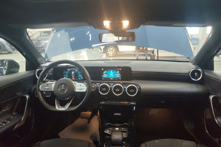 奔驰A级 2019款 A 180 L 运动轿车中控内饰7002