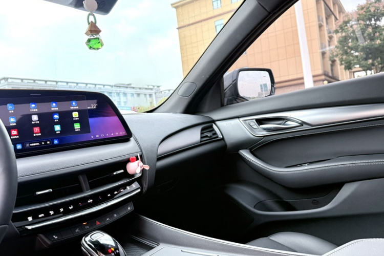 凯迪拉克CT5 2025款 28T 城市运动版中控内饰7012