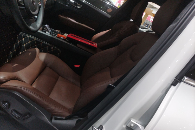 沃尔沃XC60新能源 2023款 T8 插电混动 长续航四驱智远豪华版中控内饰19