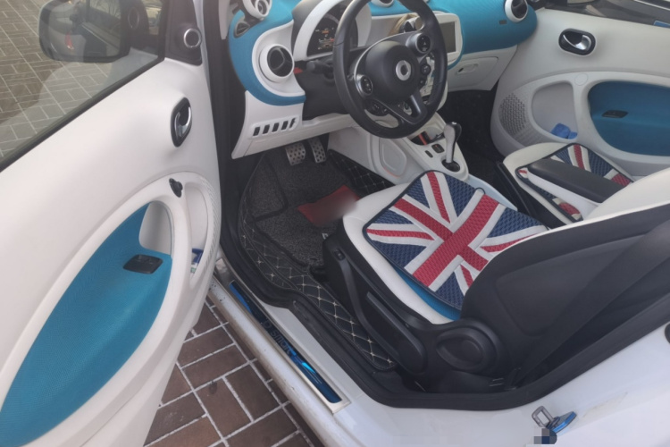 smart fortwo 2016款 0.9T 66千瓦硬顶极致版中控内饰20
