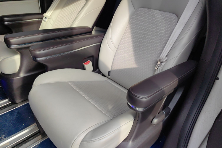 广汽传祺 传祺M8 2021款 改款 领秀系列 390T 豪华版中控内饰21