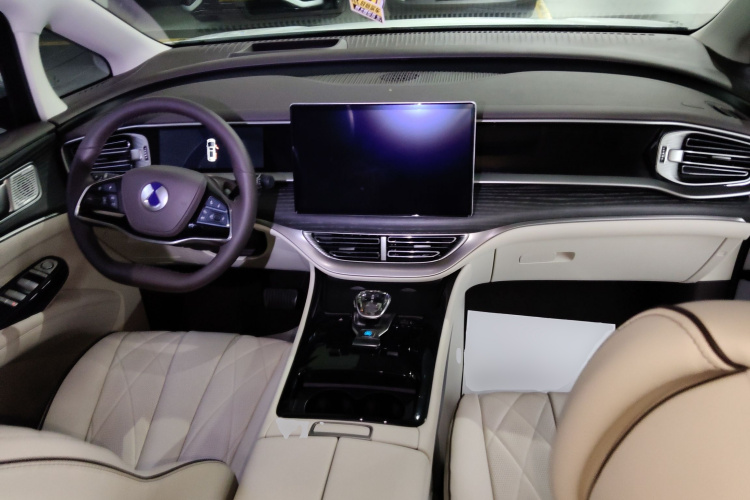 腾势D9 2024款 DM-i 980 四驱尊荣型中控内饰12