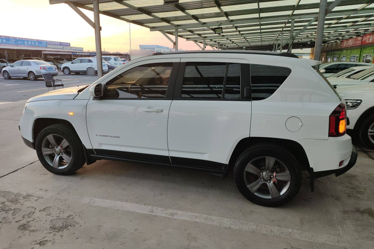 Jeep 指南者(进口) 2014款 改款 2.4L 四驱舒适版车身外观4