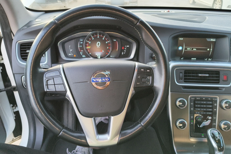 沃尔沃S60 2015款 S60L T5 智驭版中控内饰13