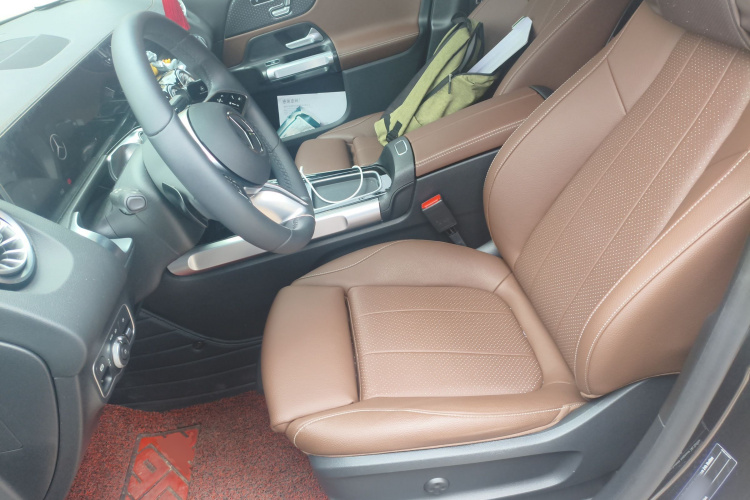 奔驰GLB 2024款 改款 GLB 220 时尚型中控内饰19