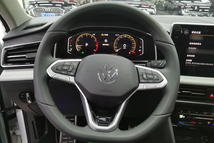 大众 途观L 2025款 出众款 330TSI 自动两驱R-Line龙耀版中控内饰13