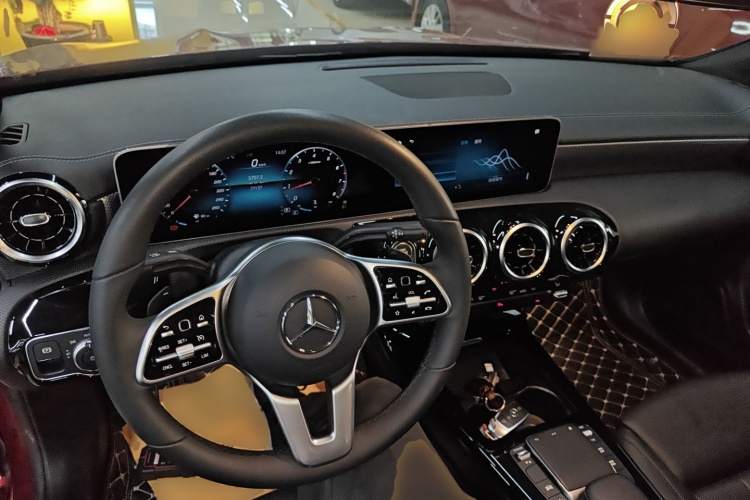 奔驰A级 2020款 改款 A 180 L 运动轿车特殊配置中控内饰12