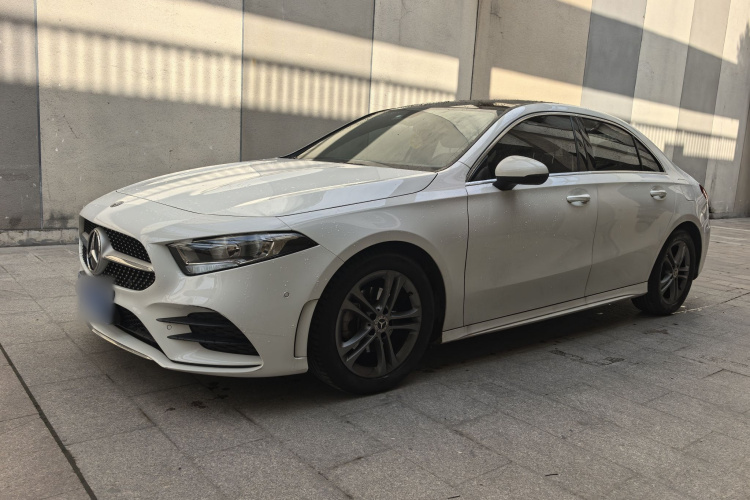 奔驰A级 2020款 改款二 A 180 L 运动轿车车身外观1