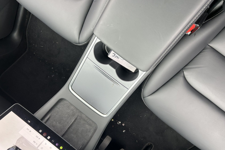 特斯拉 Model Y 2024款 后轮驱动版中控内饰7009