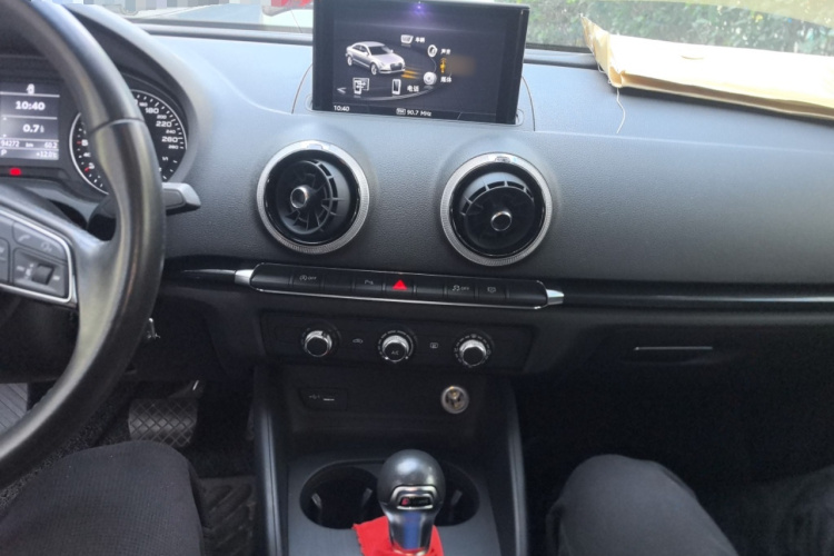 奥迪A3 2018款 30周年年型 Limousine 35 TFSI 时尚型局部细节16