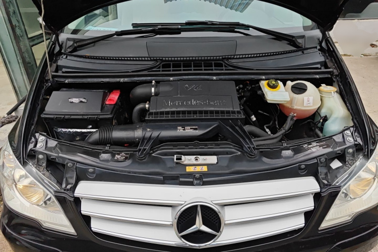 奔驰 唯雅诺 2013款 3.0L 舒适版机舱底盘24