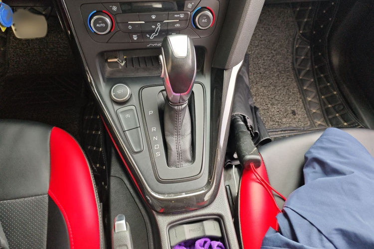 福特 福克斯 2017款 两厢 EcoBoost 180 自动精英型局部细节18