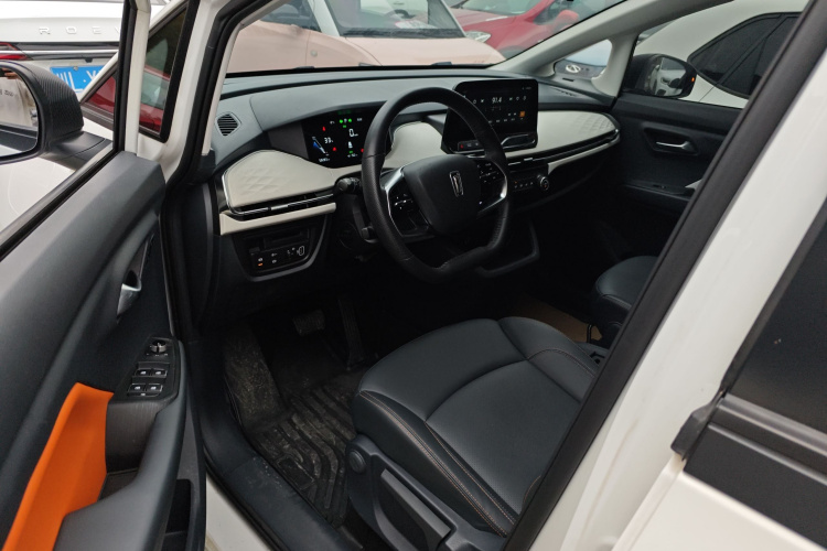 奔腾NAT 2023款 PRO 舒享出行加长版 425km中控内饰20