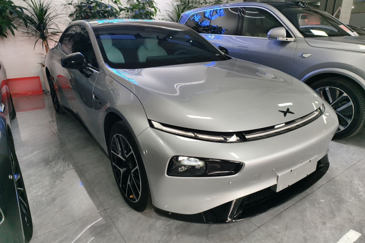 小鹏P7 2023款 P7i 610 Max 性能版车身外观3