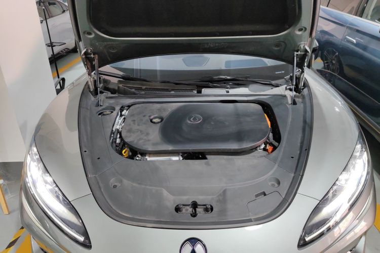 腾势Z9GT 2024款 1100四驱Ultra版机舱底盘24