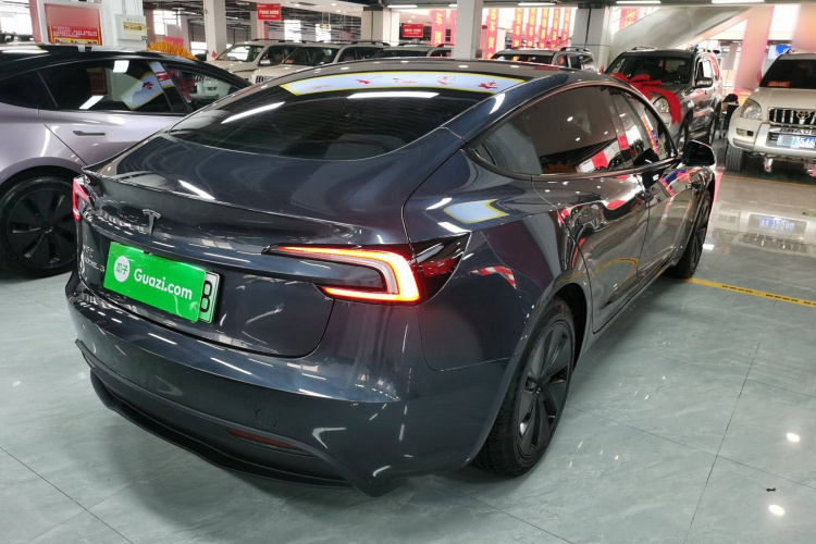 特斯拉 Model 3 2025款 后轮驱动版车身外观7