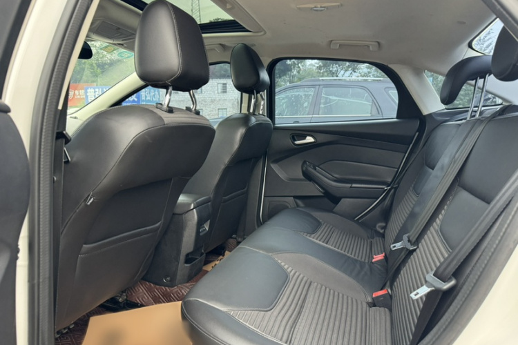 福特 福克斯 2015款 三厢 1.6L 手动风尚型车身外观6007