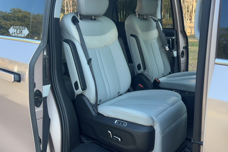 上汽大通MAXUS 大通G70 2024款 2.0T 自动旗舰版 7座中控内饰7007