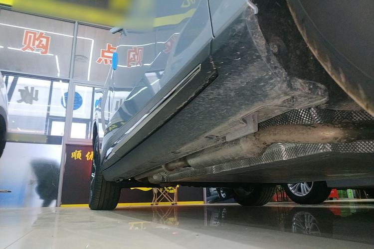 哪吒汽车 哪吒L 2024款 增程 310 闪充红衣版机舱底盘29