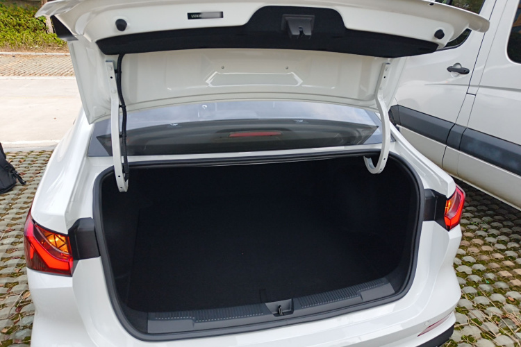 荣威i5 2023款 1.5L CVT尊荣版局部细节23