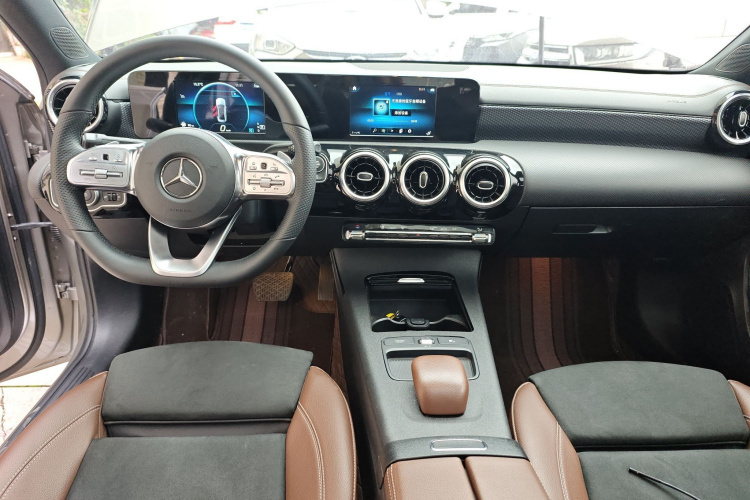 奔驰A级 2019款 A 180 L 运动轿车中控内饰12