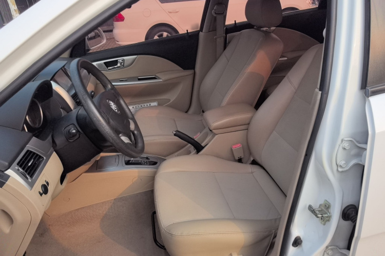 别克 凯越 2013款 1.5L 自动经典型中控内饰19