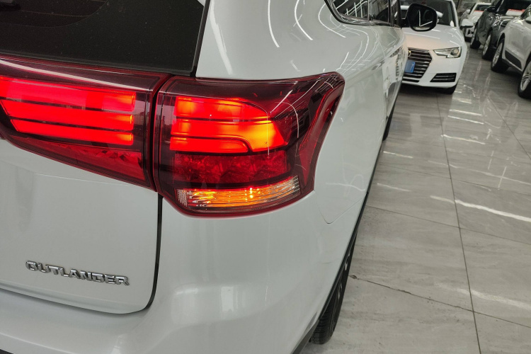 三菱 欧蓝德 2019款 2.0L 两驱畅享版 5座 国V车身外观6006