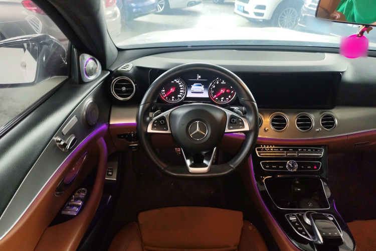 奔驰E级 2017款 E 200 运动型中控内饰13