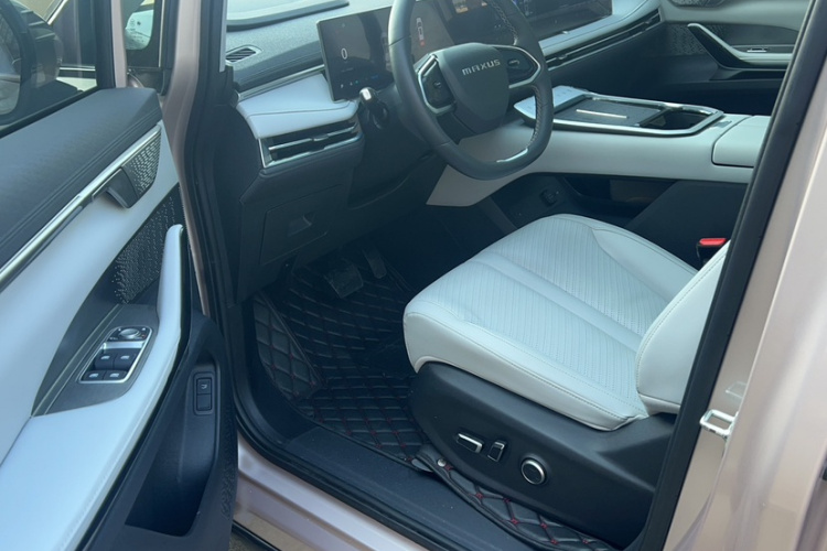 上汽大通MAXUS 大通G70 2024款 2.0T 自动旗舰版 7座中控内饰7005