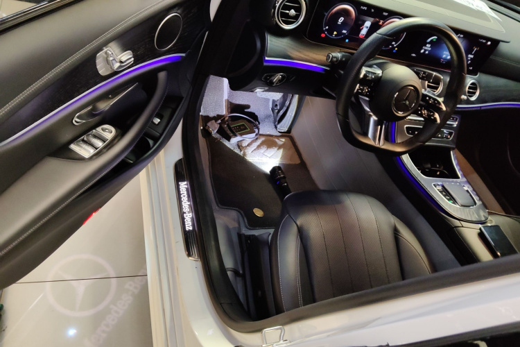 奔驰E级(进口) 2022款 E 260 时尚型运动版中控内饰20