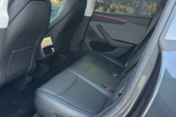 特斯拉 Model Y 2025款 后轮驱动 首发版中控内饰7003