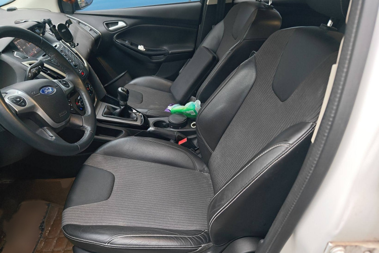 福特 福克斯 2012款 三厢 1.6L 手动风尚型局部细节19