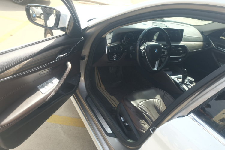 宝马5系 2018款 改款 530Li 领先型 豪华套装中控内饰20