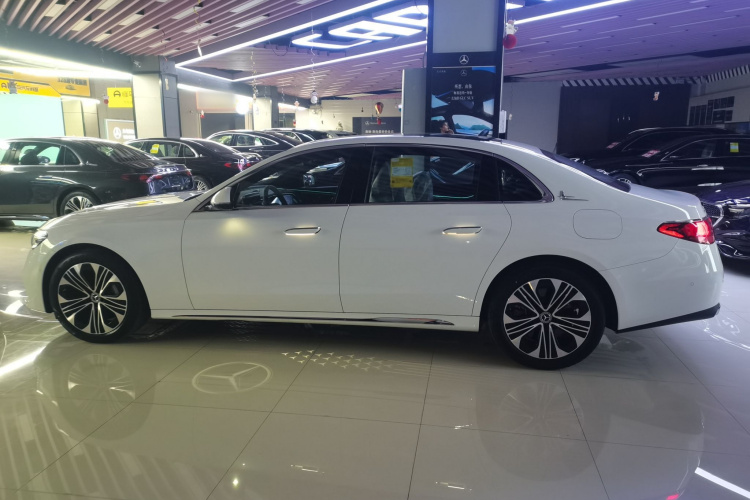 奔驰E级新能源 2024款 E 350 e L 插电式混合动力轿车车身外观4