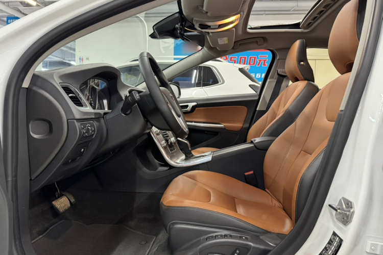 沃尔沃S60 2019款 S60L 改款 T5 智进进阶版中控内饰7001