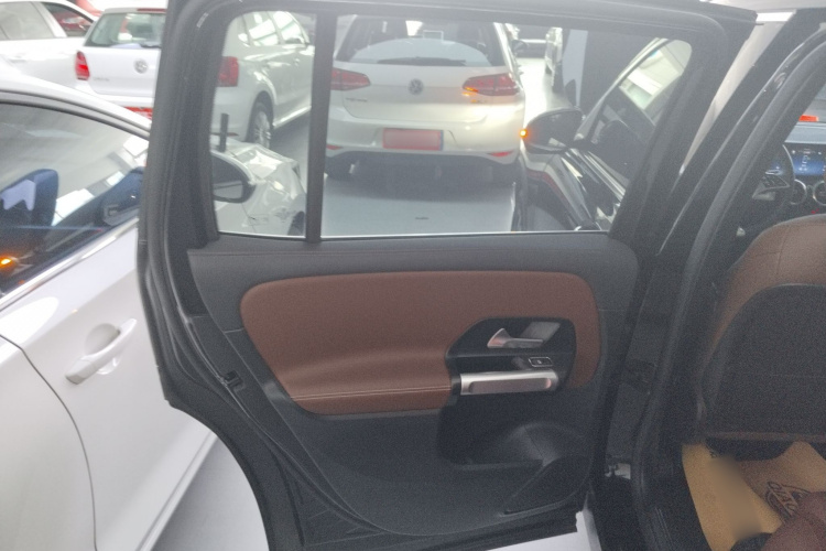 奔驰GLB 2024款 GLB 200 动感型中控内饰7008