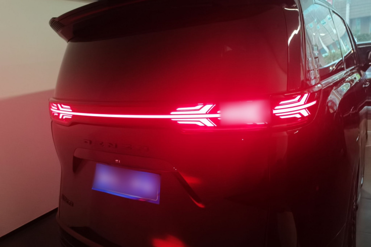 腾势D9 2024款 DM-i 980 四驱旗舰型车身外观6