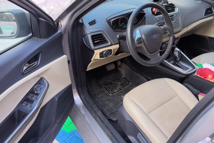 福特 福睿斯 2015款 1.5L 自动时尚型中控内饰20