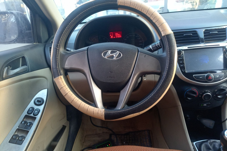 现代 瑞纳 2014款 1.4L 手动智能型GLS中控内饰13