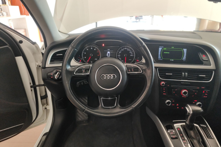 奥迪A4L 2016款 35 TFSI 自动标准型中控内饰13