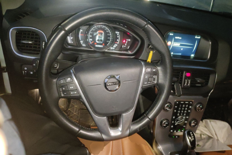 沃尔沃V40 2017款 T3 智雅版中控内饰13