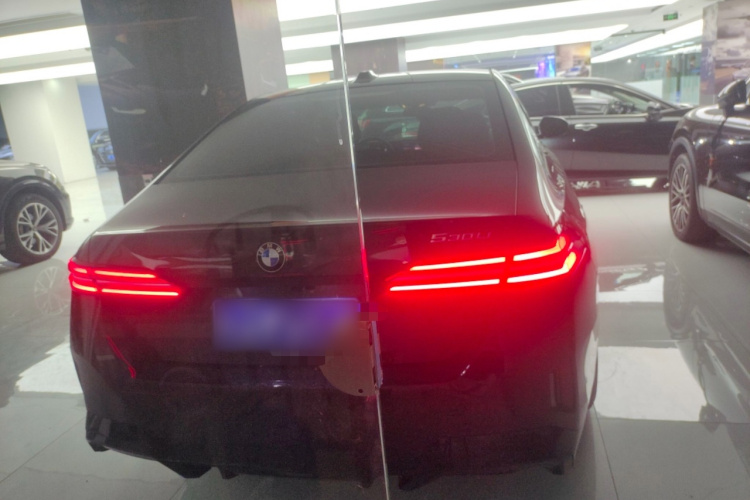 宝马5系 2025款 530Li 尊享型 M运动套装车身外观6