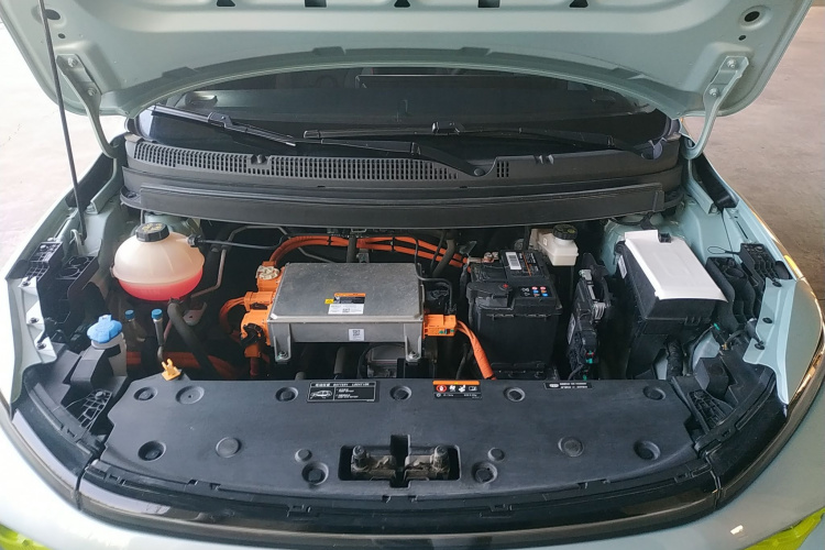 吉利几何E萤火虫 2023款 320KM 乖帅虎 5座机舱底盘24