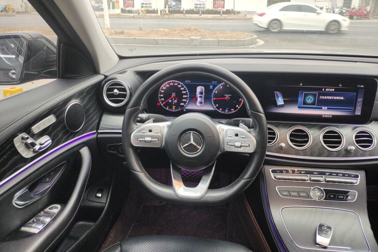 奔驰E级 2019款 E 300 L 运动豪华型中控内饰13