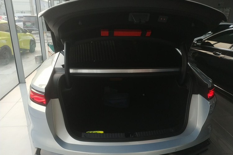 比亚迪 汉L 2025款 DM-i 200KM激光雷达尊享型机舱底盘23