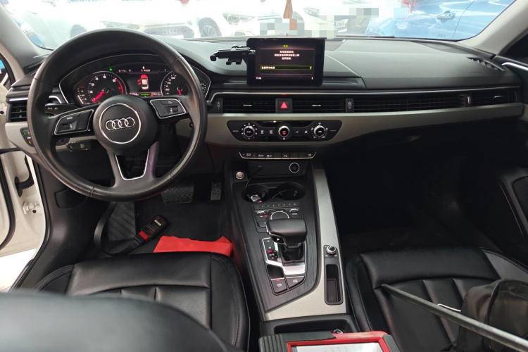 奥迪A4L 2019款 40 TFSI 进取型 国VI中控内饰7002