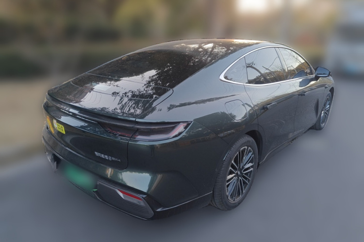 吉利银河 银河星耀8 2025款 130km EM-i 尊贵版车身外观7