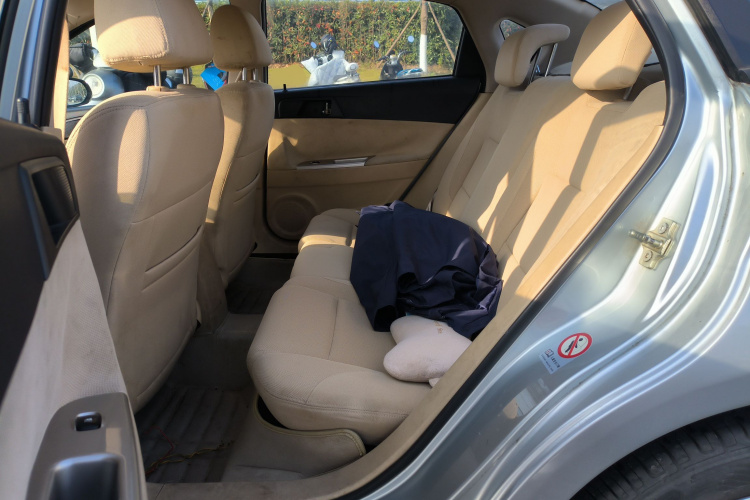 中华H330 2013款 1.5L 手动舒适型中控内饰21