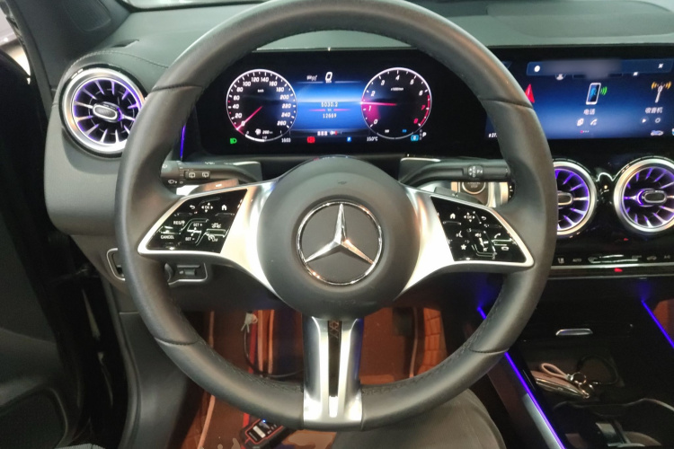 奔驰GLB 2024款 GLB 220 动感型中控内饰13