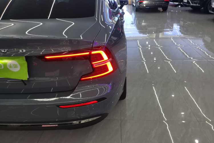 沃尔沃S60 2023款 B4 智逸豪华版车身外观9